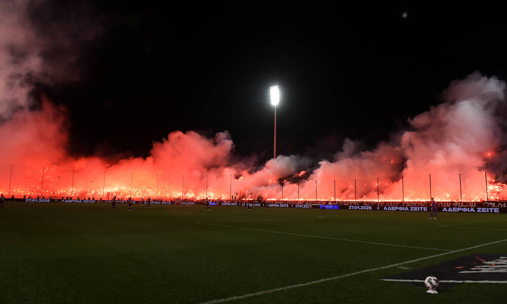 «Ράγισαν» τα τσιμέντα στο 27’: Διακοπή του αγώνα με πυρσούς και συνθήματα για τα «αετόπουλα» 