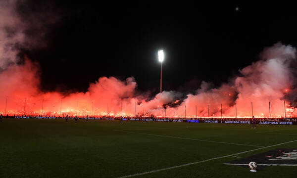 «Ράγισαν» τα τσιμέντα στο 27’: Διακοπή του αγώνα με πυρσούς και συνθήματα για τα «αετόπουλα» 