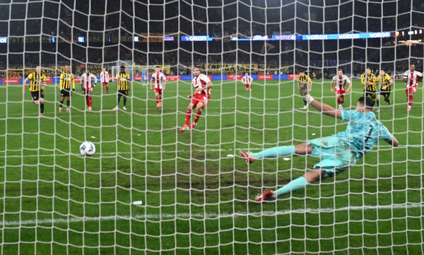 ΑΕΚ – Ολυμπιακός 1-1: «Έκλεψε» βαθμό με… VARίσιο πέναλτι στο 16ο λεπτό των καθυστερήσεων!