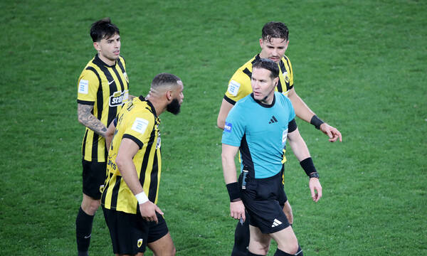 ΑΕΚ – Ολυμπιακός: Τι είπε ο Μάκελι στον Νίκολιτς για τη φάση που έκρινε το ντέρμπι (βίντεο)