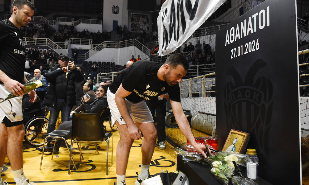 Συγκίνηση στο «PAOK Sports Arena» - Άφησαν λουλούδια πριν το ματς