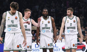 Αποβολή Ρογκαβόπουλου και "βροχή" αντικειμένων στον πάγκο του Παναθηναϊκού 