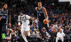 NBA: Πέρασαν από το Ντάλας οι Σπερς - Αγωνία για Ντόντσιτς στους Λέικερς