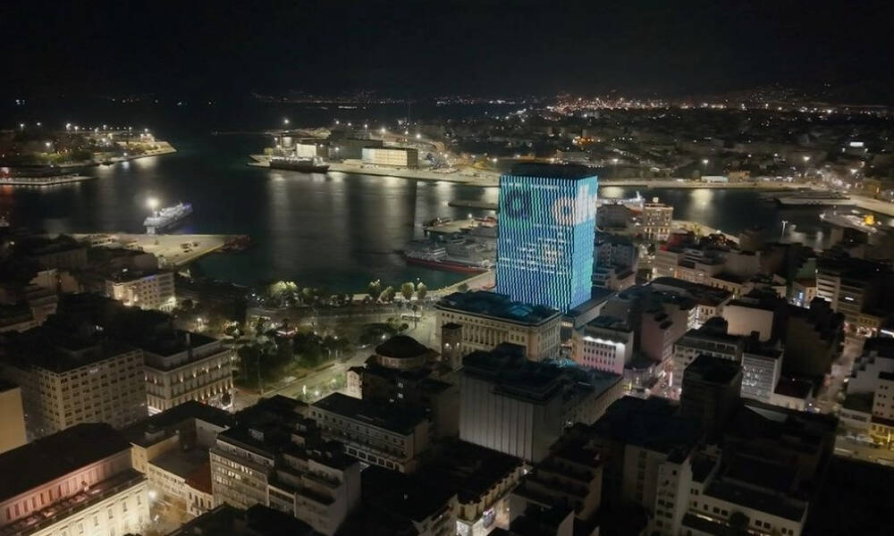 Η νέα εποχή Allwyn είναι εδώ και «έντυσε» με τα χρώματά της τον Πύργο του Πειραιά