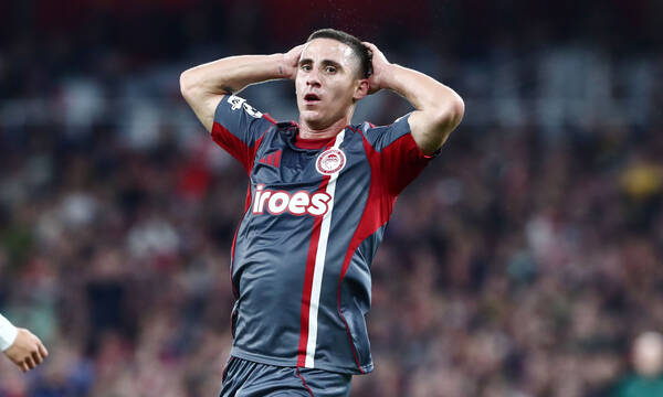 Ολυμπιακός: Πρόστιμο της ΔΕΑΒ στον Ποντένσε για την ομπρέλα στο ντέρμπι με την ΑΕΚ