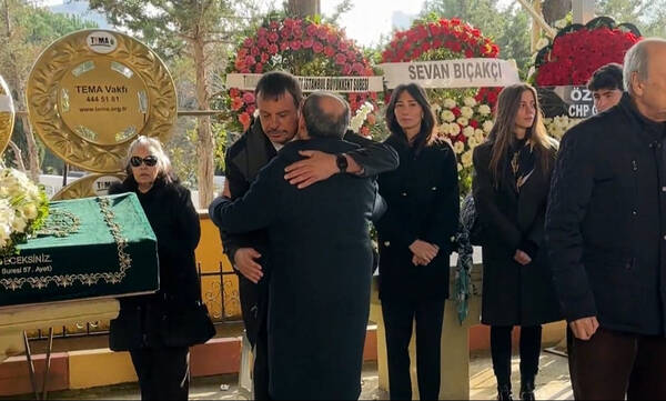 Σε κλίμα συγκίνησης το τελευταίο αντίο στη μητέρα του Εργκίν Αταμάν - Στο πλευρό του ο Παναθηναϊκός