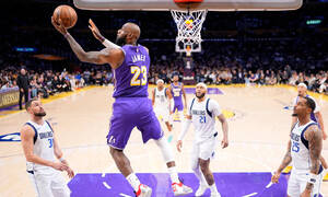 NBA: Απίθανο ρεκόρ από τον Λεμπρόν Τζέιμς - Οι Μπακς λύγισαν τους πρωταθλητές (video)