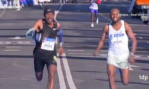 Δυο αθλητές στον Μαραθώνιο της Σεβίλλης τερμάτισαν... ταυτόχρονα