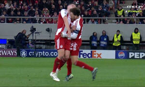 Ολυμπιακός – Λεβερκούζεν: Τρομακτική στιγμή με Πιρόλα, Ρέτσο | Βίντεο με τη σφοδρή σύγκρουσή τους