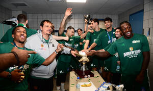 Παναθηναϊκός: Συγκινητικός Σλούκας - Αφιέρωσε το Κύπελλο στον Αταμάν για την απώλεια της μητέρας του