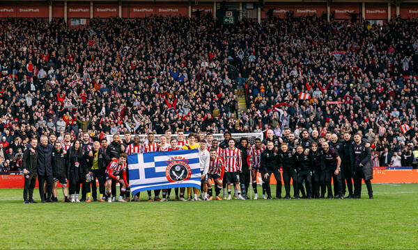 Η Σέφιλντ Γιουνάιτεντ δεν ξέχασε τον Τζορτζ Μπάλντοκ, πανηγυρίζοντας με ελληνική σημαία
