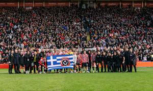 Η Σέφιλντ Γιουνάιτεντ δεν ξέχασε τον Τζορτζ Μπάλντοκ, πανηγυρίζοντας με ελληνική σημαία