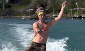 Ο Παγκόσμιος Πρωταθλητής θαλάσσιου σκι Γιώργος Χατζής γιόρτασε την Αποκριά στο νερό 