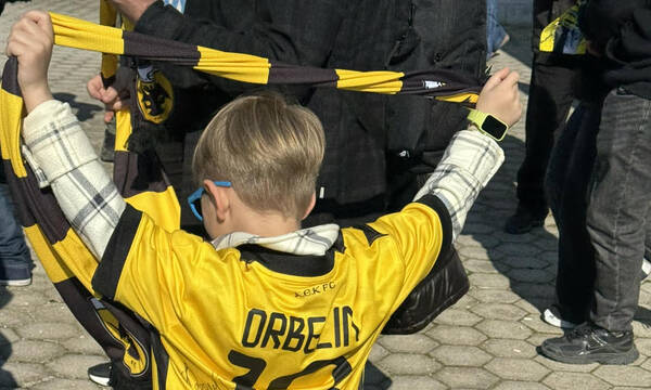 ΑΕΚ: Χαμός στον Βόλο, αποθεώθηκε ο Ηλιόπουλος – H ΠΑΕ μοίρασε κασκόλ στους μικρούς φίλους (βίντεο)