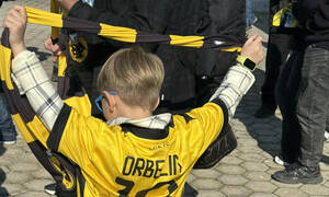 ΑΕΚ: Χαμός στον Βόλο, αποθεώθηκε ο Ηλιόπουλος – H ΠΑΕ μοίρασε κασκόλ στους μικρούς φίλους (βίντεο)