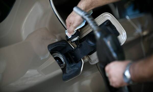 «Ουρές» στα βενζινάδικα: Πού θα φτάσουν οι τιμές των καυσίμων και του ηλεκτρικού ρεύματος