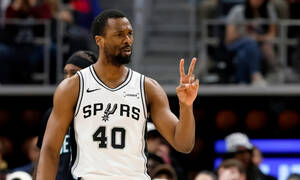 Απίστευτο: Ο Μπαρνς των Σπερς τραυματίστηκε στον ύπνο του – Μετρούσε σερί 364 αγώνων!