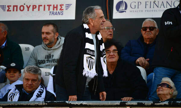 Super League 2: Ο Σαμαράς στη φιέστα ανόδου της Καλαμάτας, με κασκόλ της «Μαύρης Θύελλας» (vid)