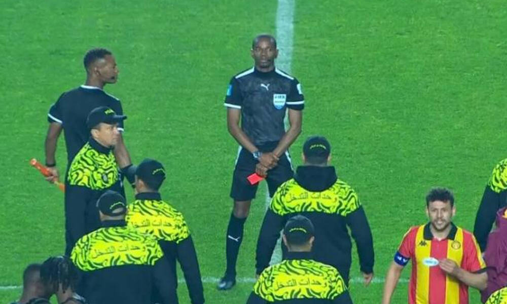 Τρομερός διαιτητής - Σφύριξε λήξη και έβγαλε κόκκινη κάρτα - Εξαφανίστηκαν οι παίκτες