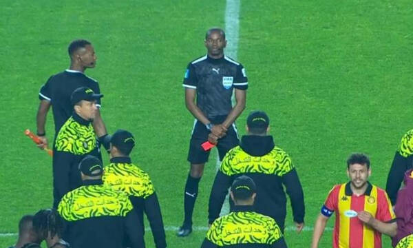 Τρομερός διαιτητής - Σφύριξε λήξη και έβγαλε κόκκινη κάρτα - Εξαφανίστηκαν οι παίκτες