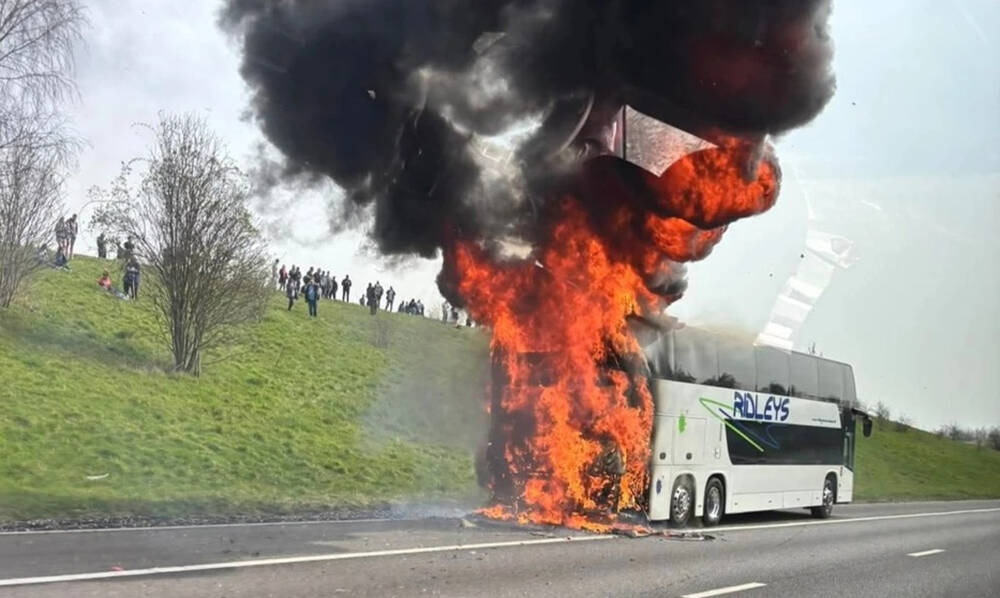 Άρσεναλ - Μάντσεστερ Σίτι: Τυλίχθηκε στις φλόγες πούλμαν με οπαδούς - Βίντεο
