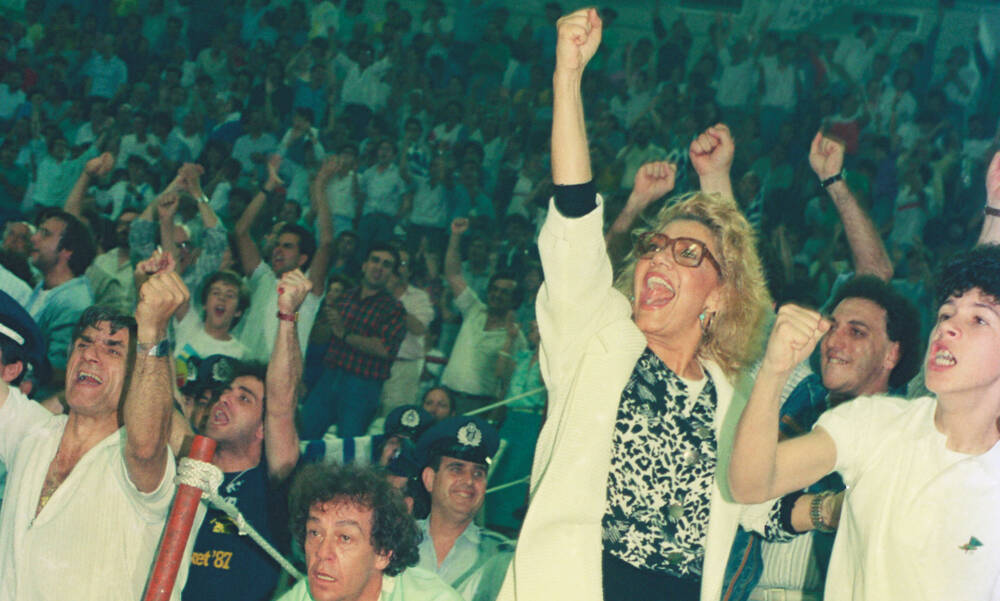 Μαρινέλλα: Φωνή που λάτρεψαν εκατομμύρια και ενώθηκε με χιλιάδων άλλων στα γήπεδα! 