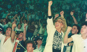 Μαρινέλλα: Φωνή που λάτρεψαν εκατομμύρια και ενώθηκε με χιλιάδων άλλων στα γήπεδα! 