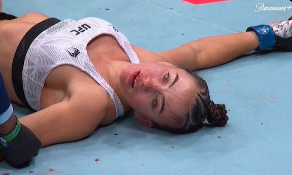 Το σοκαριστικό βίντεο του πιο βίαιου νοκ-άουτ που άφησε αθλήτρια να πνίγεται - Σκληρές εικόνες