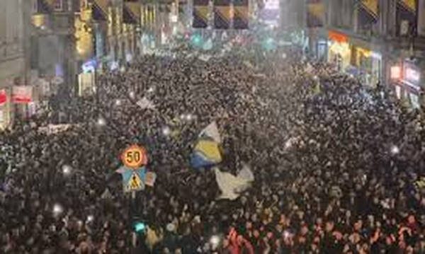  Στους δρόμους του Σαράγεβο οι Βόσνιοι (vid)