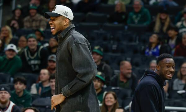 Γιάννης Αντετοκούνμπο: Η απίθανη ατάκα του «Greek Freak» για τους πρώτους πόντους του Άλεξ στο NBA