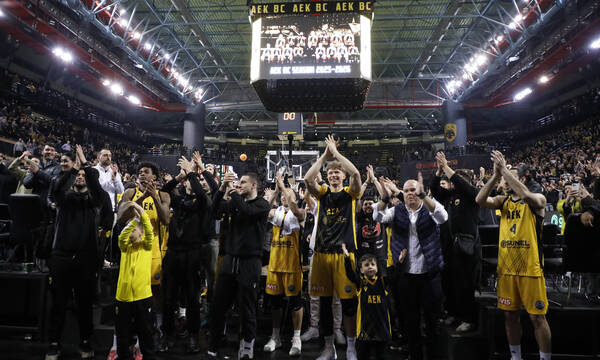 ΑΕΚ: Η ανατροπή, οι πανηγυρισμοί κι η αγκαλιά του Σάκοτα με τον Αγγελόπουλο (βίντεο)