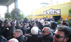 Ολυμπιακός – ΑΕΚ: Ο κόσμος αποθέωσε Νίκολιτς και παίκτες | Συνόδευσε την αποστολή μέχρι το Φάληρο