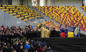 Μιρτσέα Λουτσέσκου: Συγκλονιστικές εικόνες με Ραζβάν - Παραμένει δίπλα στη σορό του πατέρα του