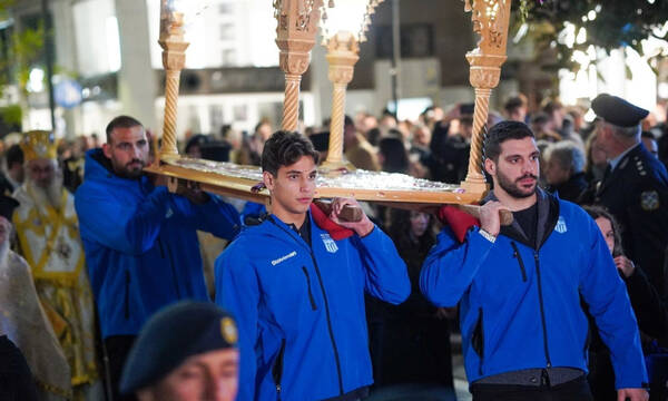 Αλεξανδρούπολη: Οι αθλητές της Εθνικής πόλο ανδρών κουβάλησαν τον Επιτάφιο