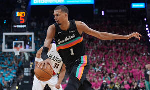 NBA: Ιστορικός Γουεμπανιάμα στα playoffs και αποφασισμένοι Σπερς - Τα αποτελέσματα και τα highlights