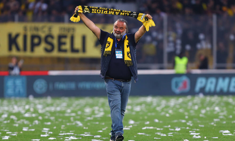 Ρεσιτάλ Ηλιόπουλου μετά το ΑΕΚ – ΠΑΟΚ: Τραγουδούσε το «Αγάπα με» που έπαιζε στα μεγάφωνα