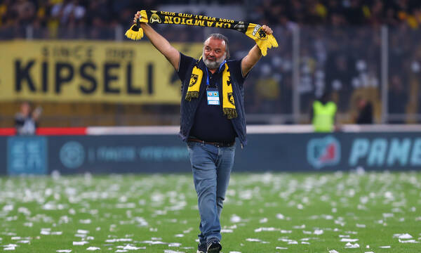 Ρεσιτάλ Ηλιόπουλου μετά το ΑΕΚ – ΠΑΟΚ: Τραγουδούσε το «Αγάπα με» που έπαιζε στα μεγάφωνα