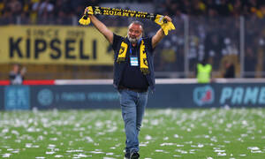 Ρεσιτάλ Ηλιόπουλου μετά το ΑΕΚ – ΠΑΟΚ: Τραγουδούσε το «Αγάπα με» που έπαιζε στα μεγάφωνα