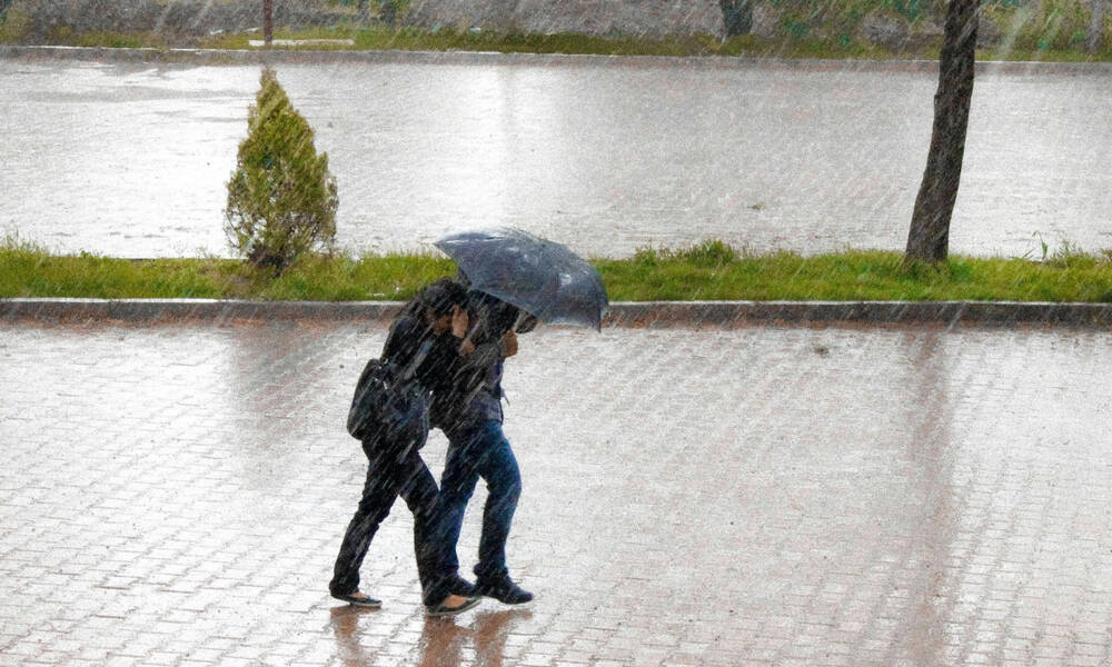 Καιρός με δύο πρόσωπα το σαββατοκύριακο: Πού θα βρέξει, πού θα έχει ηλιοφάνεια