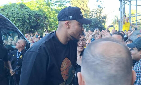 Χαμός στο Παλέ: Αποθεώθηκαν Antetokounbros και Σιάο