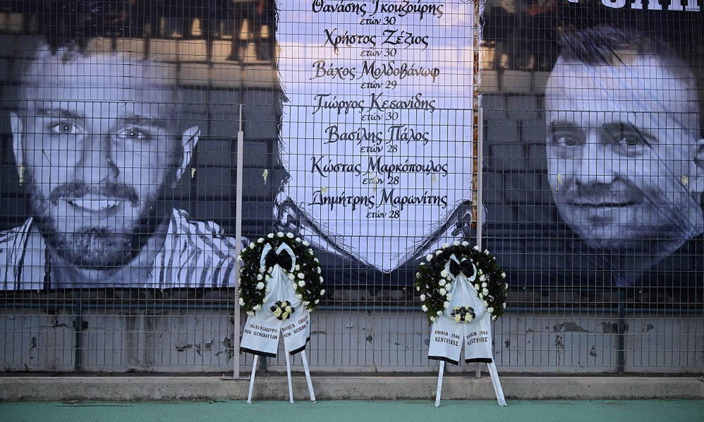 Τελικός Κυπέλλου Ελλάδας: Συγκίνηση στο Βόλο - Οπαδοί του ΟΦΗ τιμούν τη μνήμη των 7 φίλων του ΠΑΟΚ