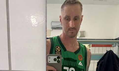 Ο Ακίλε Πολονάρα φωτογραφήθηκε με φανέλα Κέντρικ Ναν