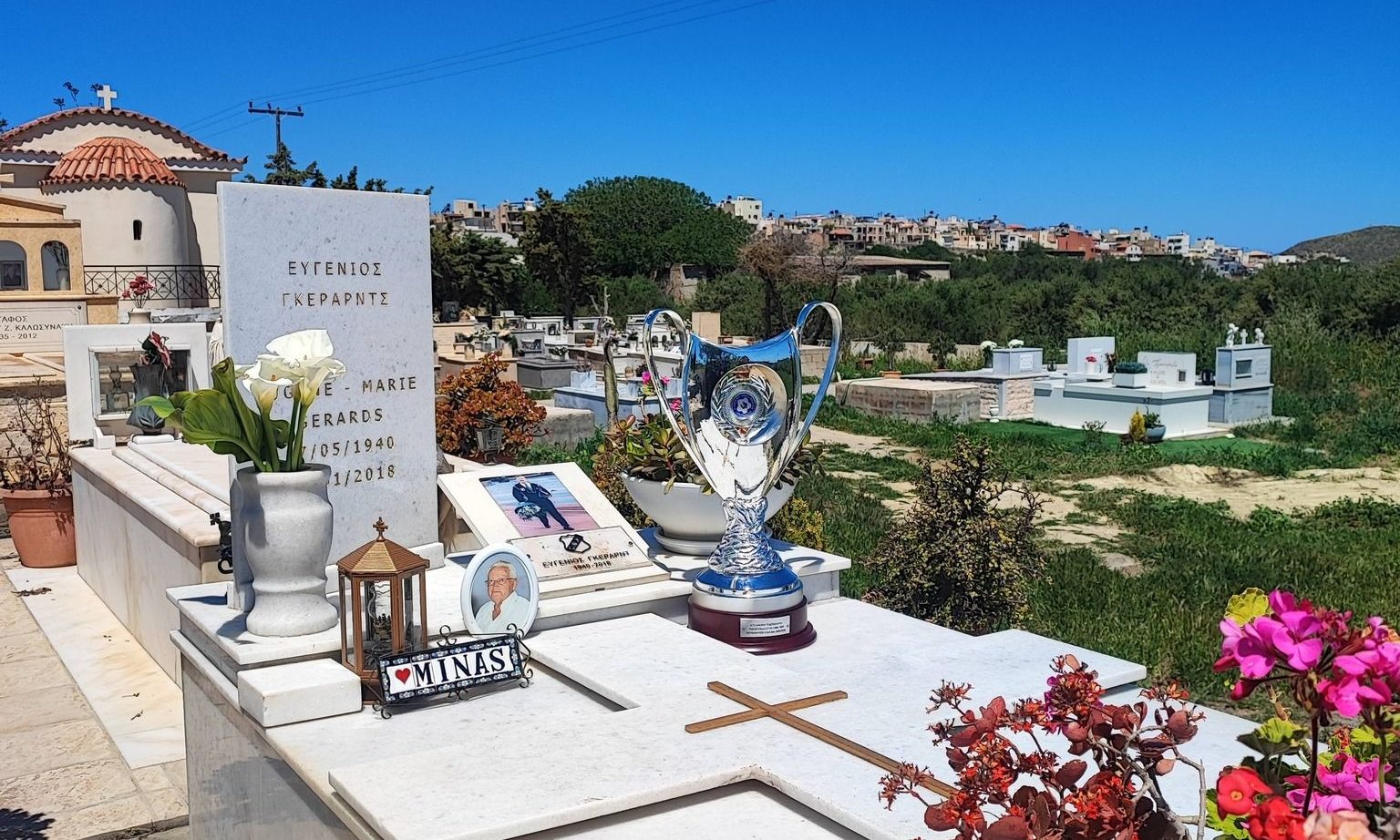 ΟΦΗ: Το Κύπελλο Ελλάδας στον τάφο του Ευγένιου Γκέραρντ – Συγκινητικές εικόνες στην Ελιά