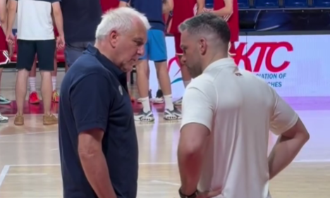Ομπράντοβιτς στο Βελιγράδι: Το επικό σχόλιο για τις κόκκινες φανέλες που προκάλεσε γέλιο (vids)