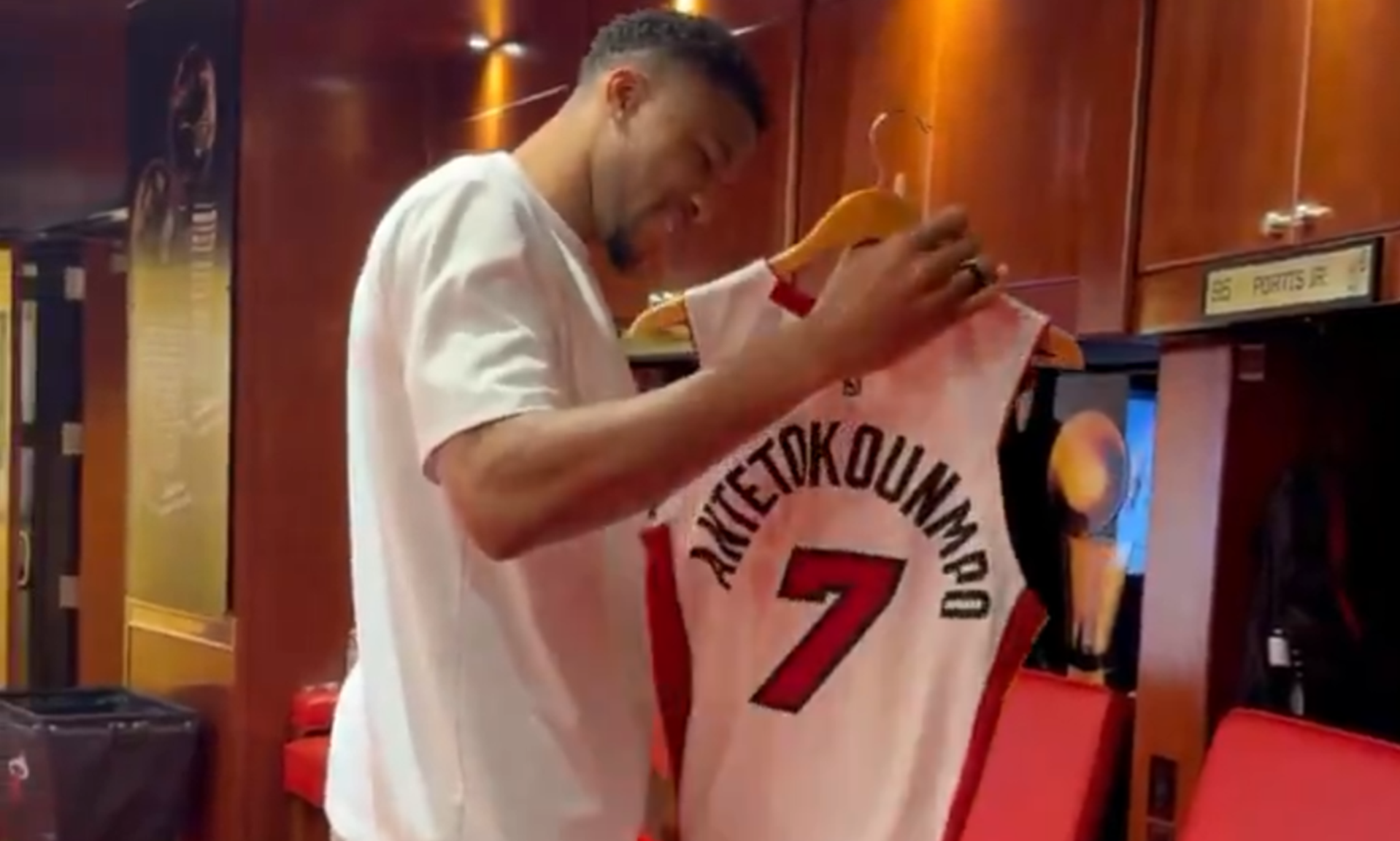 NBA: Για πρώτη φορά ο Αντετοκούνμπο στα αποδυτήρια των Χιτ (vid)
